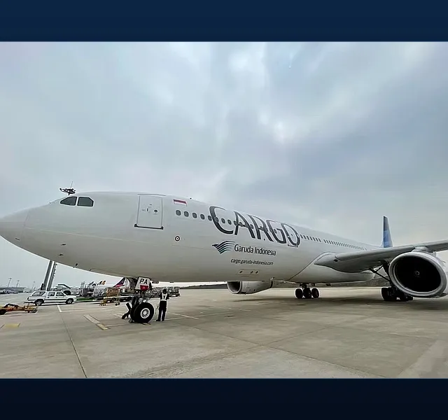印尼鹰航空运货机停靠在机场停机坪